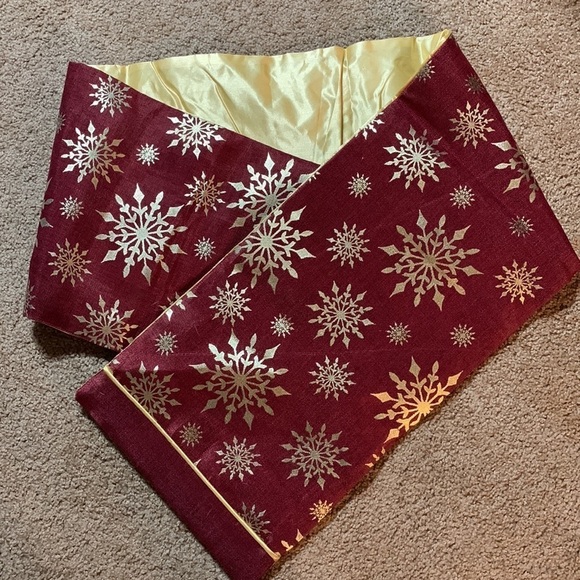 Holiday table runner Gold & Burgundy with snowflakes width 12.625 Length 72 - Picture 3 of 4